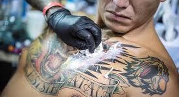 Tatuaggi, allarme colori: «È fuorilegge oltre il 20%» Quali sono i più pericolosi