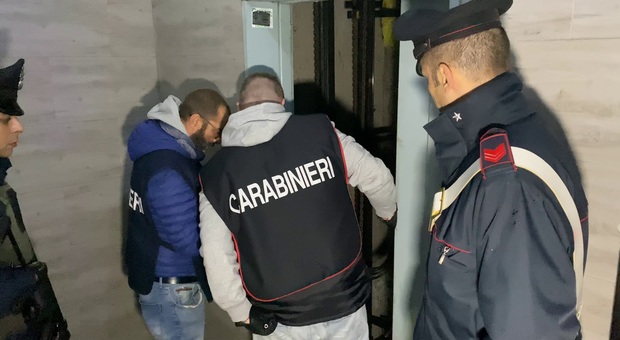 Tor Bella Monaca, droga nel vano dell'ascensore: 5 pusher arrestati