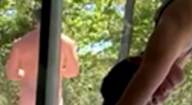 Chris Cuomo, l'epic fail del giornalista e fratello del governatore Usa: appare nudo nella videolezione della moglie