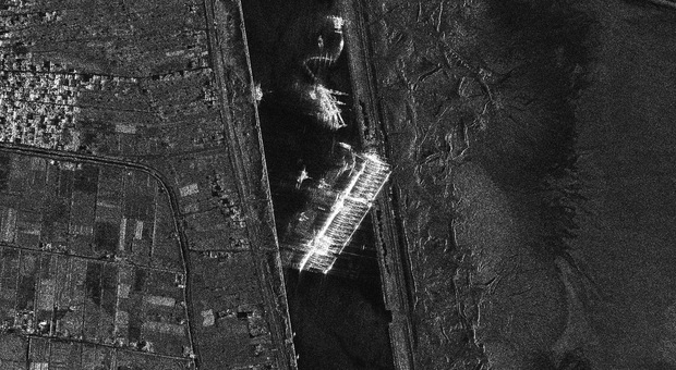 La portacontainer incastrata nel Canale di Suez vista dallo spazio dal satellite italiano