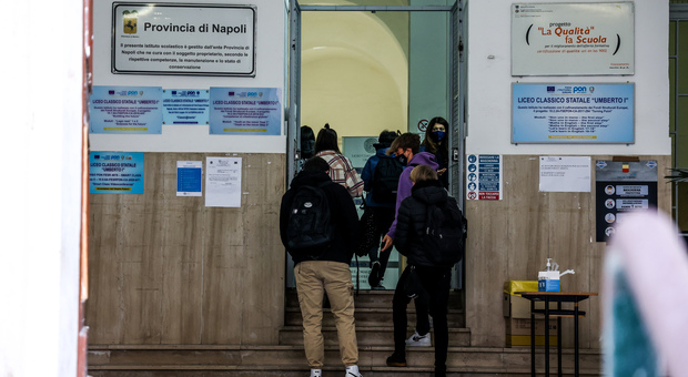 Campania zona gialla, nuova ordinanza di De Luca: «Scuole aperte almeno al 50%»