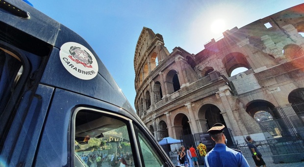 Roma, vendevano ciarpame al Colosseo: maxi multa da 11mila euro agli abusivi