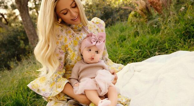 Paris Hilton mostra per la prima volta la figlia London. La foto a 5 mesi dalla nascita: «Mi ha insegnato un amore inimmaginabile»