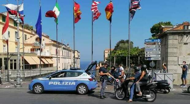 Controlli anti-Covid a Sorrento: balli senza mascherina, chiuso locale in piazza Tasso