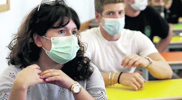 Troppi giovani non sono vaccinati, dunque a scuola li studenti dovranno indossare la mascherina