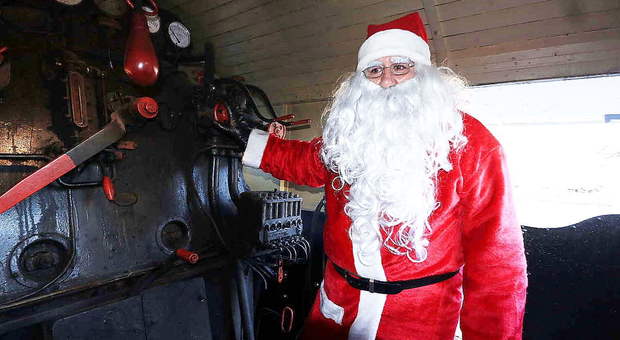 Foligno, su un treno a vapore arriva “Babbo Natale... al contrario”: non porta doni ma li raccoglie per i bambini più bisognosi