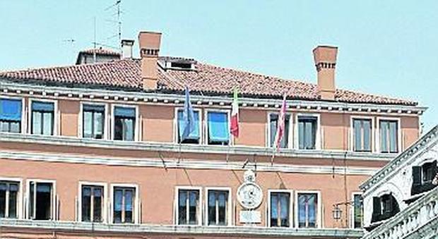 Un avviso sul portone degli uffici di Palazzo X Savi per comunicare la scadenza delle concessioni di canoni demaniali marittimi