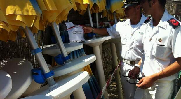 Lido abusivo scoperto dalla Guardia Costiera nel Napoletano: lettini e ombrelloni sequestrati