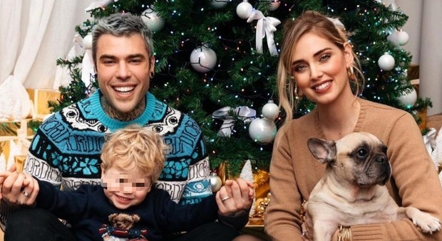 Chiara Ferragni, foto di famiglia con l'albero di Natale. Ma i fan notano un dettaglio: «Come fate?»