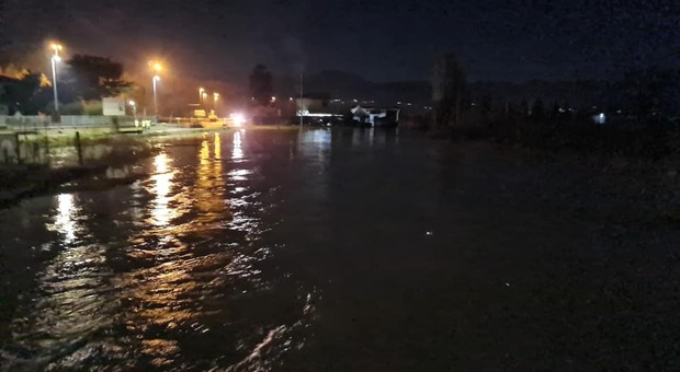Piana allagata: ulteriori criticità nella notte, famiglie evacuate, ora si spera nel calo del rilascio di acqua dalla diga