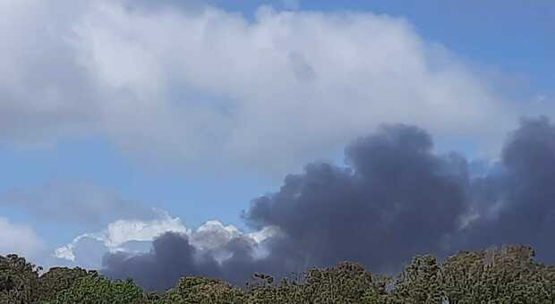Colonna di fumo nero su Sabaudia: incendio in una azienda agricola, aria irrespirabile