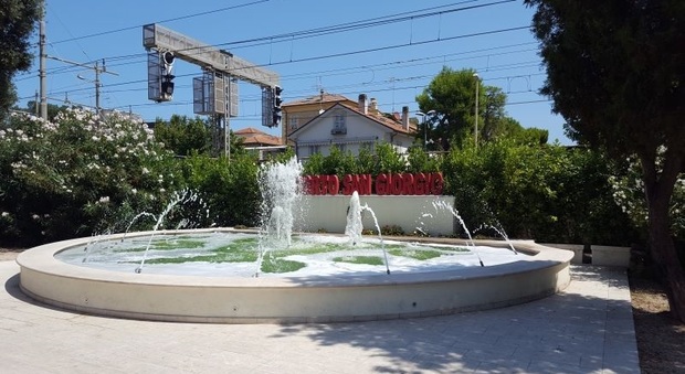 Porto San Giorgio, i vandali versano un liquido: fontana riempita di schiuma