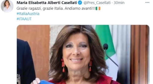 Casellati, la gaffe dopo Italia-Austria: «Grazie ragazzi». Ma twitta la bandiera dell'Irlanda