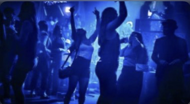 Ischia, falsifica la carta di identità a 16 anni per andare in discoteca