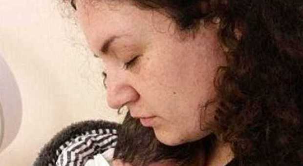 Contrae un batterio mentre è incinta, la figlia muore dopo tre giorni: "Sarebbe bastato un test"