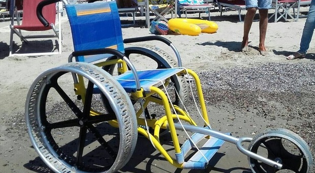 Pesaro, rubata carrozzina per disabili da spiaggia: «Riportatela, vi prego»