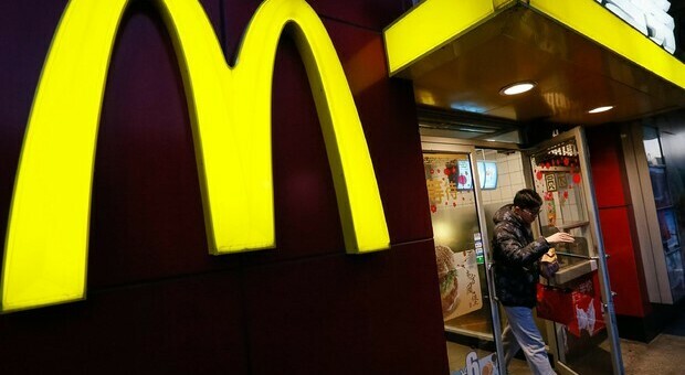 McDonald's fa causa all'ex amministratore delegato: «Ha nascosto relazioni con 3 dipendenti»