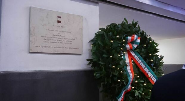 Napoli, una corona di fiori in memoria dell'operaio morto nel cantiere metro
