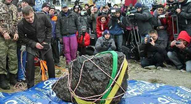 Recuperato nel lago Chebarkul, un frammento del meteorite caduto a Chelyabinsk negli Urali. L'onda d'urto causò 1.200 feriti. Il frammento p