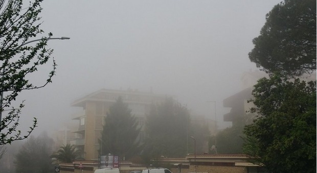 Roma si sveglia sotto la nebbia a maggio: «Ma l'estate quando arriva?»