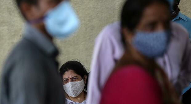 Covid, in India è emergenza choc: «Negli ospedali non c'è ossigeno». Ieri 332mila contagi