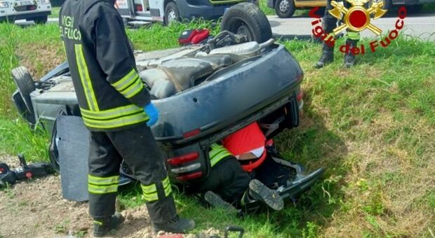 Incidente Latisana 22 giugno. Perde il controllo dell'auto e si cappotta in un fossato, ferito il conducente