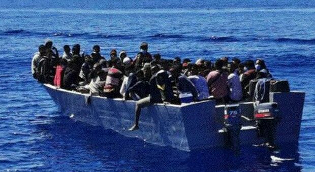 Migranti, bimbo di un anno e ragazzo di 20 anni muoiono sul barchino verso l'Italia: i cadaveri lasciati in mare