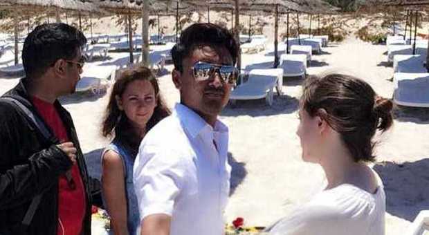 Tunisia, selfie sulla spiaggia della strage: bufera su un politico inglese