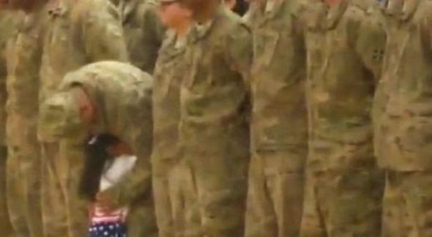 Il soldato torna dal Kuwait, la figlia interrompe la cerimonia ufficiale per abbracciarlo