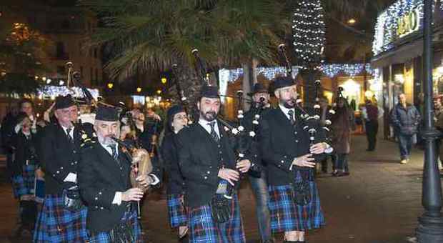 Ostia, cornamuse e tamburi scozzesi per aprire le feste di fine anno