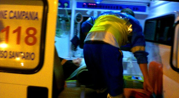 Ambulanza in emergenza presa a calci e pugni dai giovani della movida: choc a Napoli