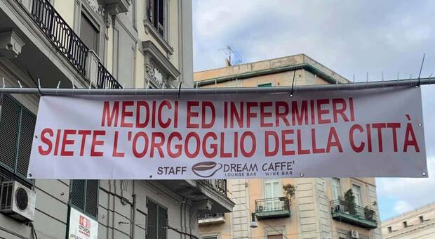 Coronavirus a Napoli, lo striscione in piazza Carlo Terzo: «Medici ed infermieri, siete l’orgoglio della città»