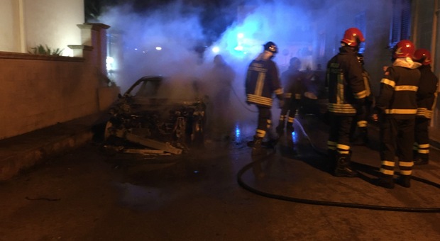 Notte di fuoco, incendiata e distrutta l'auto di un militare della Marina: indagini dei carabinieri