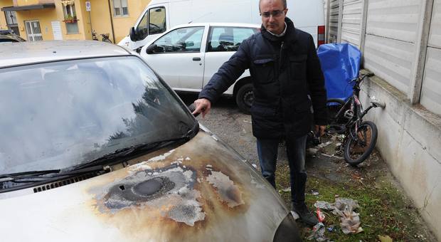Domenico Pettinari con l'auti andata a fuoco Pescara, «Infamona» poi le bruciano l'auto