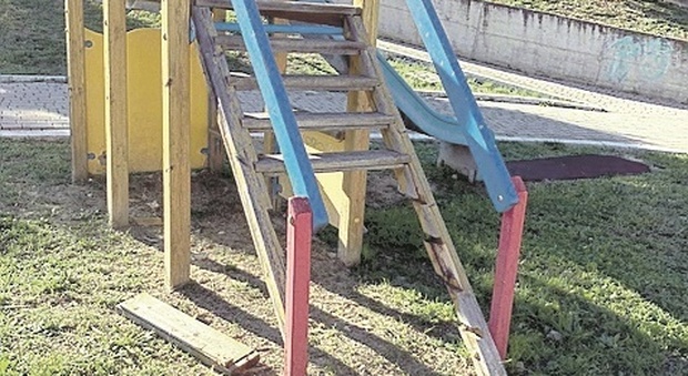 Il parco giochi dei bambini devastato nella notte dai vandali. I residenti protestano