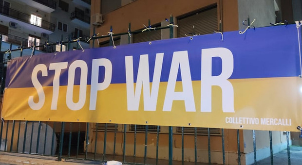 Napoli, blitz degli studenti per la pace: striscione contro la guerra fuori al liceo Mercalli