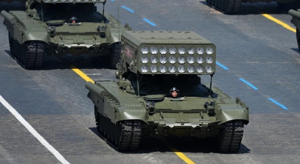 Mosca, missili termobarici in prima linea per l'offensiva decisiva: Putin schiera i lanciarazzi TOS-1A