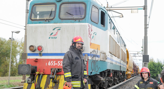 Locomotore a fuoco, il treno delle 5 bloccato: protezione civile in soccorso dei 150 passeggeri