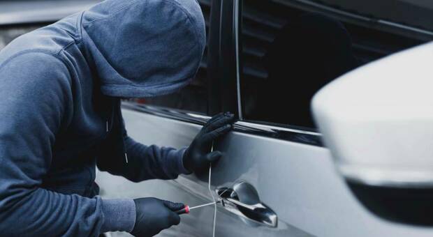 Pozzuoli, ladri scatenati: rubata un'auto mentre l'allarme impedisce un secondo furto