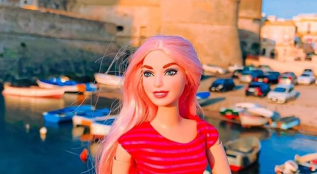 Barbie in "vacanza" a Gallipoli. Passeggiata in centro e visita ai monumenti della città
