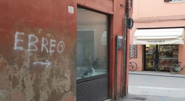 «Ebreo» su un muro di un negozio. La denuncia del sindaco: «Offende l'intera città»