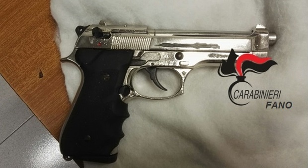 La pistola sequestrata dai carabinieri