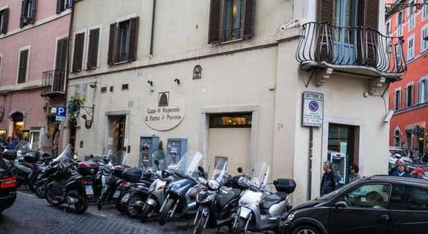 Roma, rapina in banca da film in pieno centro: ​tre italiani sequestrano il direttore