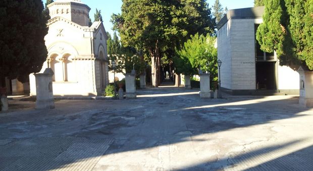 Loculi e tempio crematorio: scontro sulle opere nel cimitero