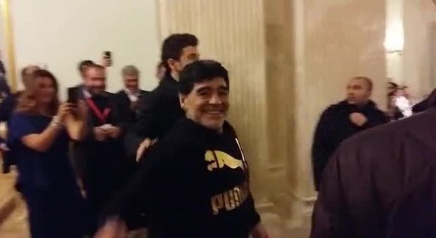 Maradona arriva al San Carlo per le prove di «Tre volte 10»