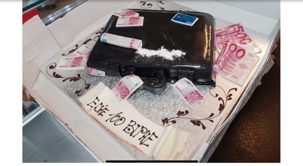 La torta di compleanno invita a sniffare cocaina: il festeggiato nei guai