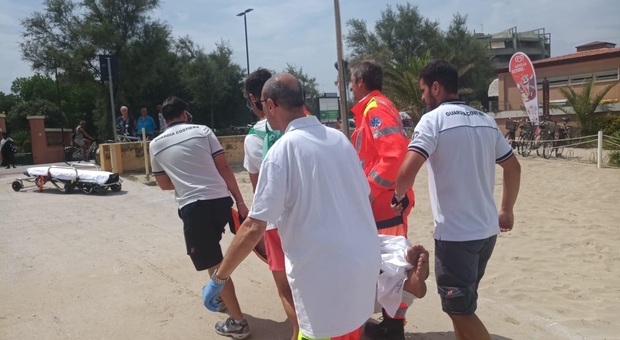 Senigallia, bottiglia rotta in spiaggia: tre feriti, una donna all'ospedale