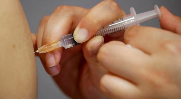 Vaccino Moderna può causare reazioni allergiche locali «come placche rosa pruriginose e dolorose»