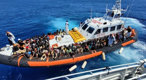 Bambino di un anno e ragazzo di 20 morti durante la traversata a bordo di un barchino di 7 metri. I genitori del bimbo sbarcano a Lampedusa