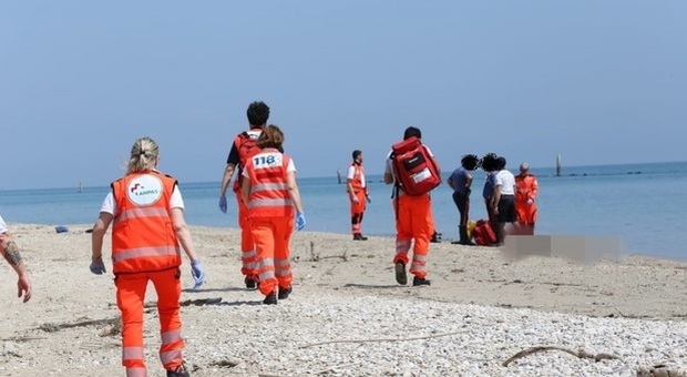 Giallo in spiaggia: affiora dall'acqua il cadavere di un uomo di 50 anni